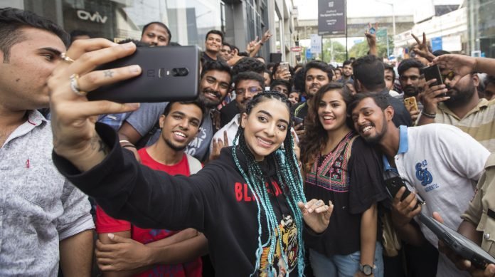Popular celebrity Bani J takes a selfie with the OnePlus community at the OnePlus Bangalore Pop-up Events (1)